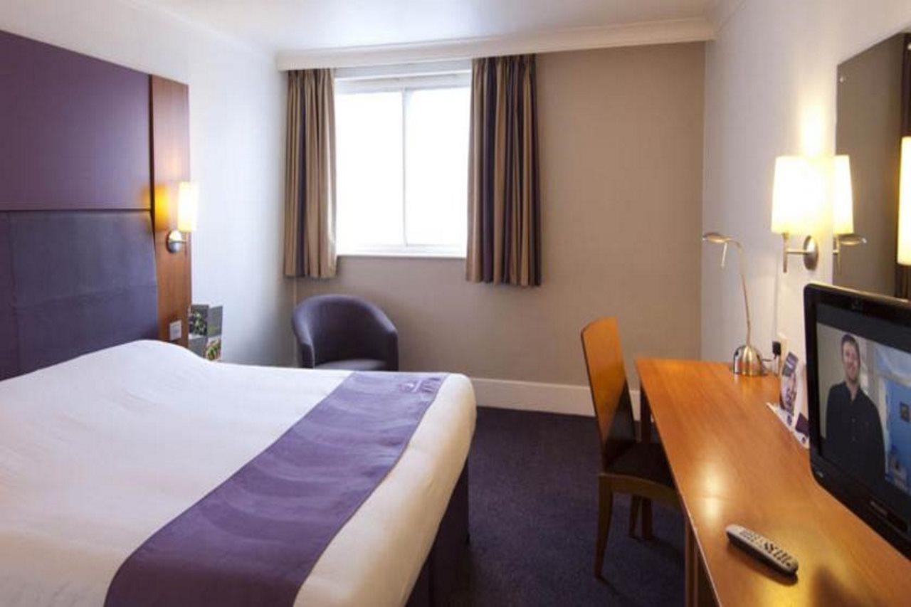 Premier Inn 폰티풀 외부 사진