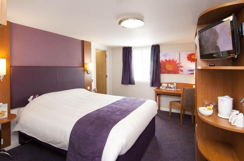 Premier Inn 폰티풀 외부 사진