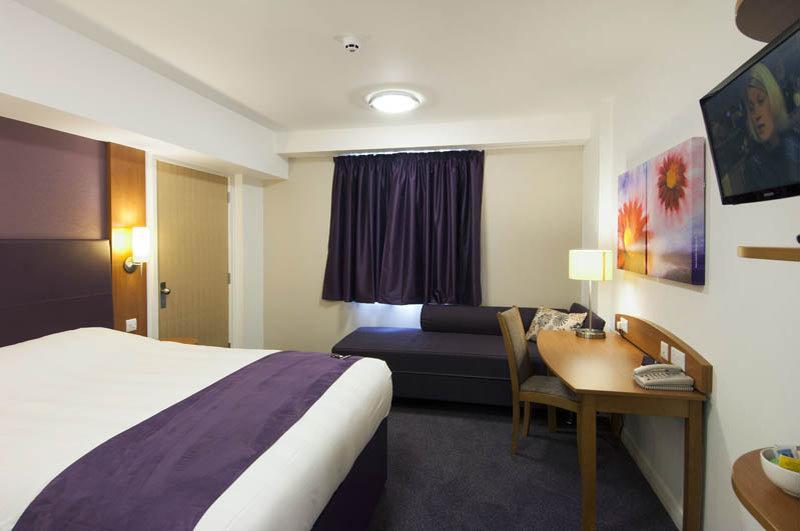 Premier Inn 폰티풀 외부 사진